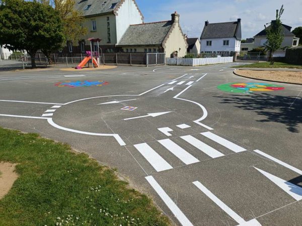 Installation d’une piste cyclable + tracés de jeux dans une cour d’école à Ploumilliau (22300)